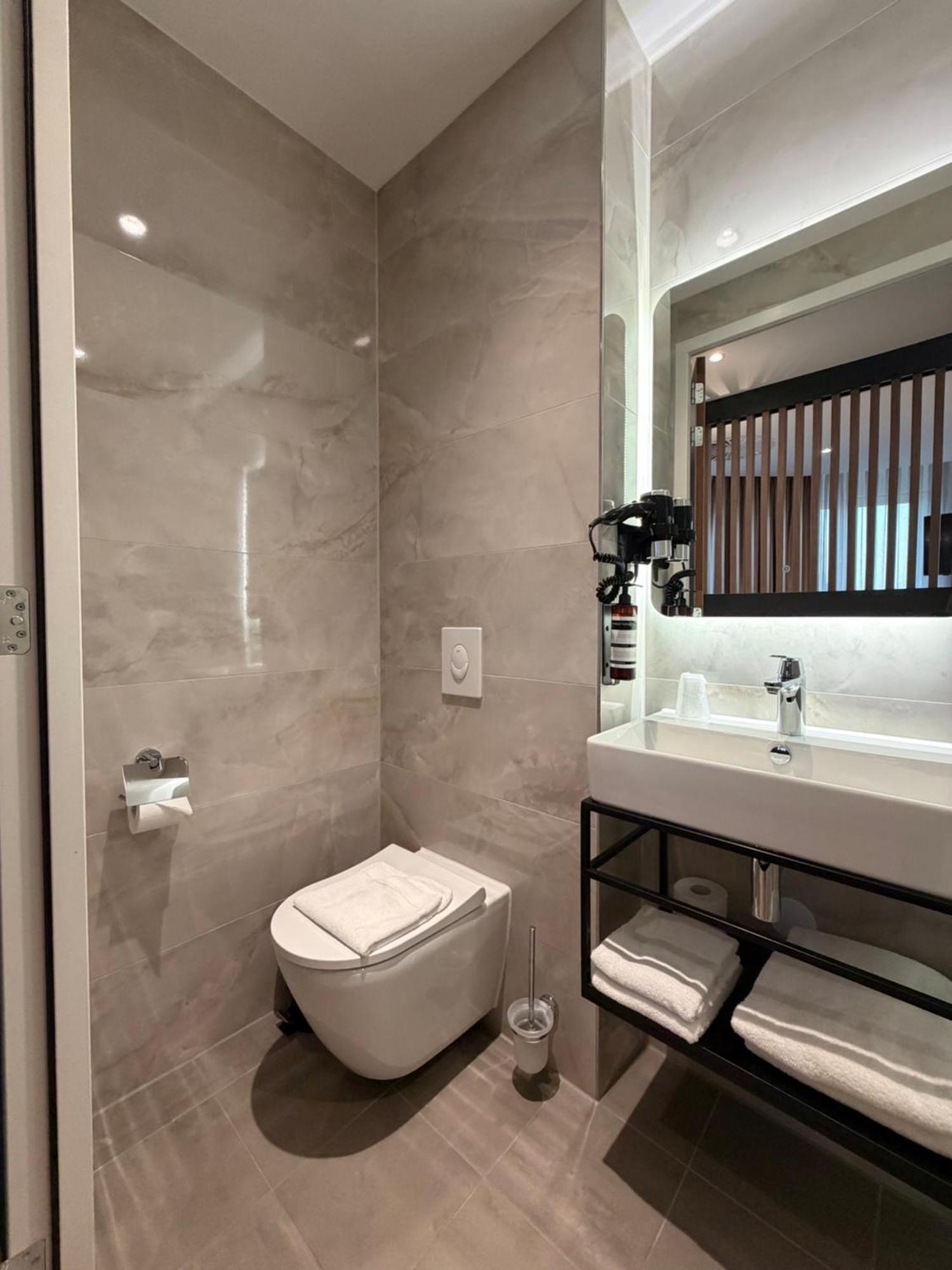 Executive Suite,1757153351:JPEG